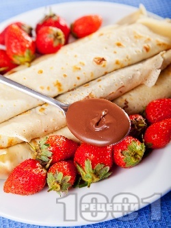 Бързи обикновени домашни палачинки с течен шоколад и ягоди (със сода) - снимка на рецептата